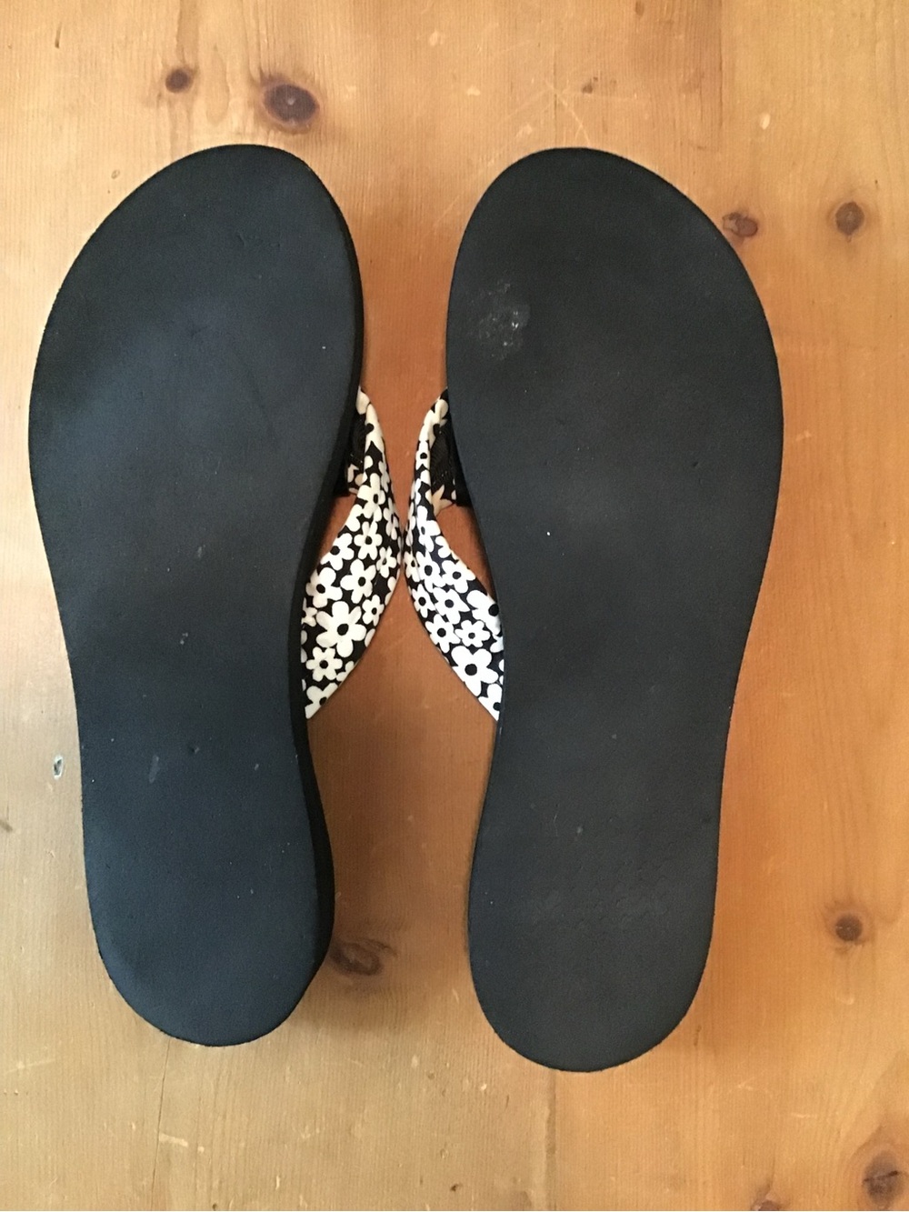 EUC, ELIZA B Black & Whit Floral Quilted Flip Flop Sandals, Fits Size 9 - Picture 8 of 9
